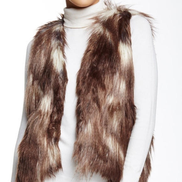 Romeo & Juliet Couture Jackets & Blazers - Romeo +Juliet Couture Faux Fur Vest Size Medium